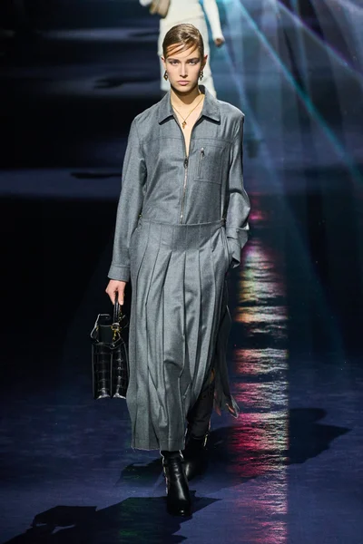 Look 16
